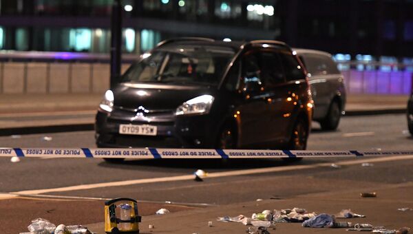 Брошенная машина на месте теракта на Лондонском мосту. Архивное фото