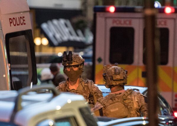 Вооруженные силы полиции на месте теракта возле рынка Боро в Лондоне. 3 июня 2017