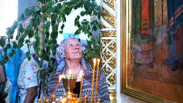 Прихожане в кафедральном соборе Рождества Христова в день праздника святой Троицы в Омске