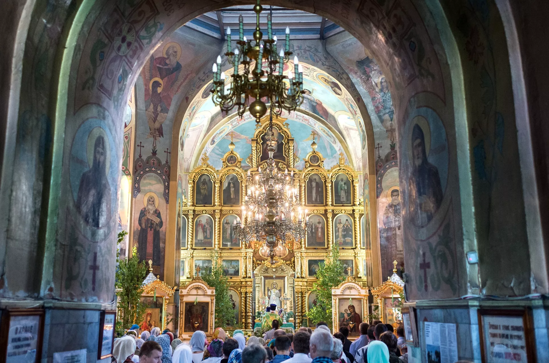 Прихожане во время богослужения в соборе Воздвижения Креста Господня в День Святой Троицы в Омске Прихожане во время богослужения в соборе Воздвижения Креста Господня в День Святой Троицы в Омске - РИА Новости, 1920, 05.06.2025