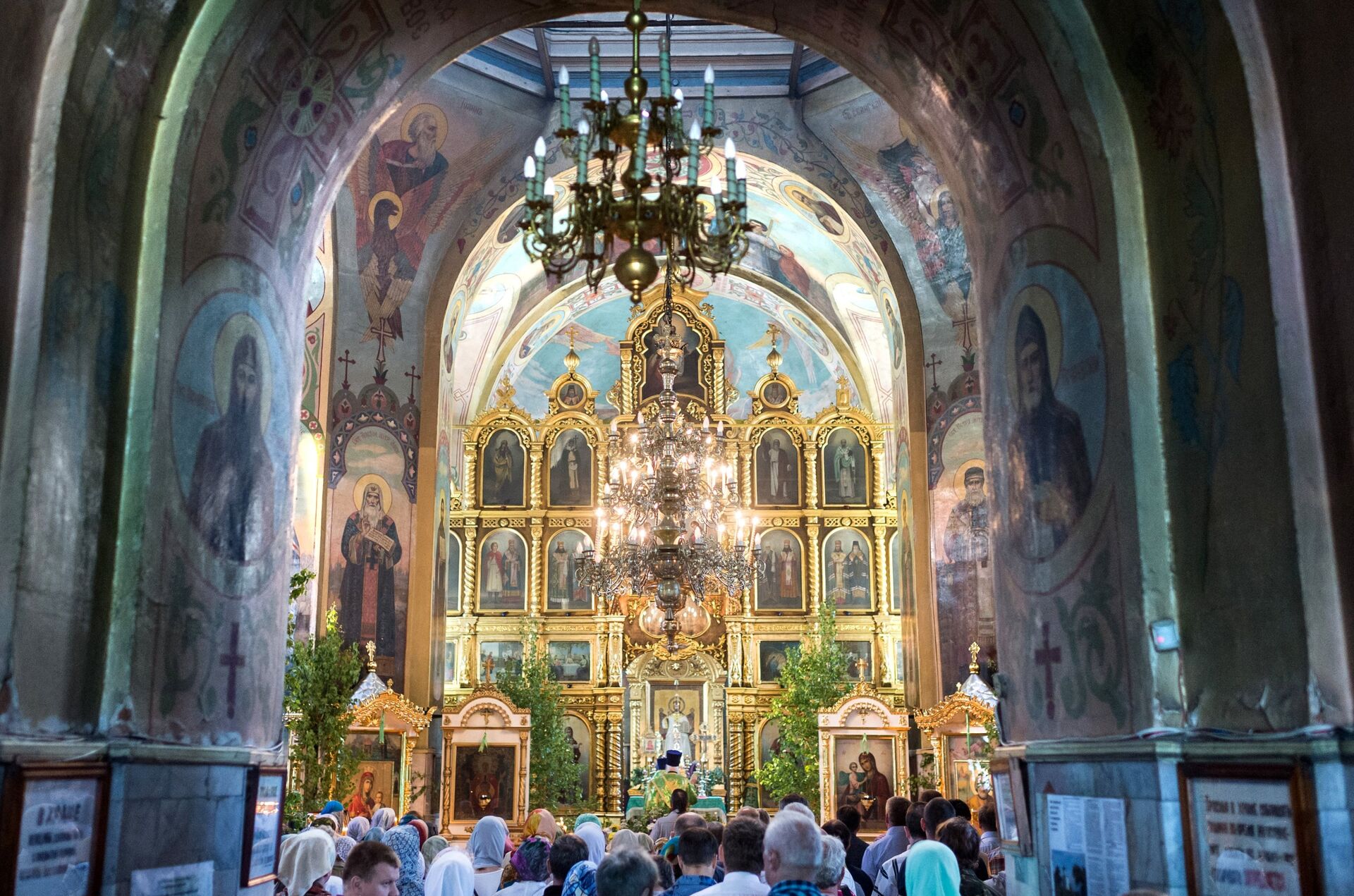 Прихожане во время богослужения в соборе Воздвижения Креста Господня в день праздника святой Троицы в Омске - РИА Новости, 1920, 21.06.2024