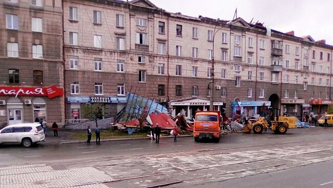 Сотрудники МЧС устраняют последствия урагана в городе Нижний Тагил Свердловской области. 4 июня 2017