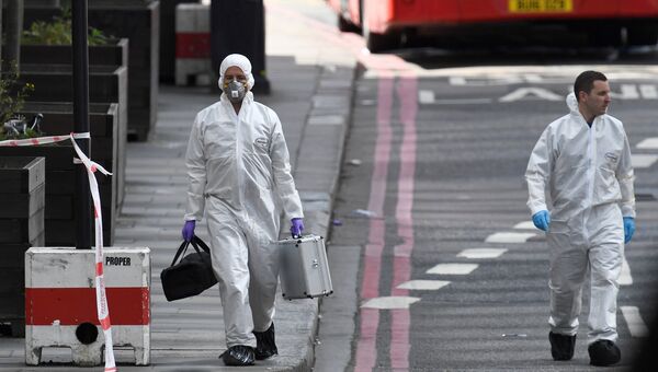 Эксперты-криминалисты на месте теракта в Лондоне. 4 июня 2017