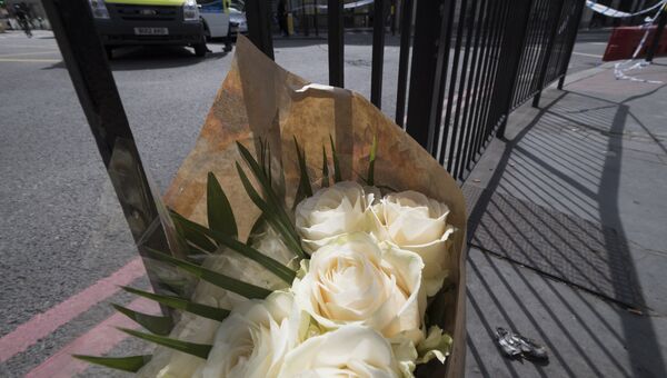 Цветы на южной стороне Лондонского моста в память о жертвах теракта в ночь на 4 июня