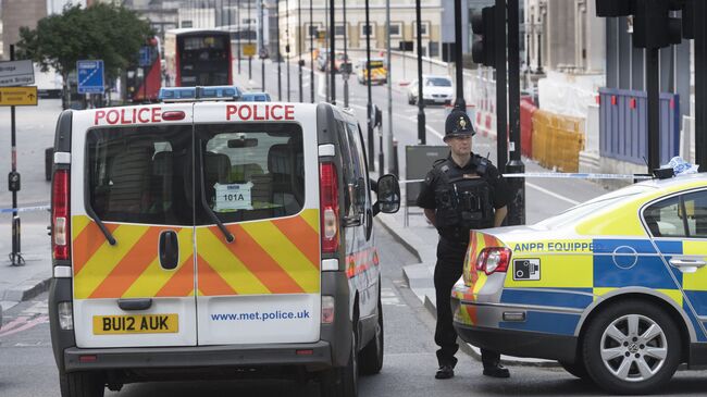 Полицейский кордон на северной стороне Лондонского моста после теракта в ночь на 4 июня