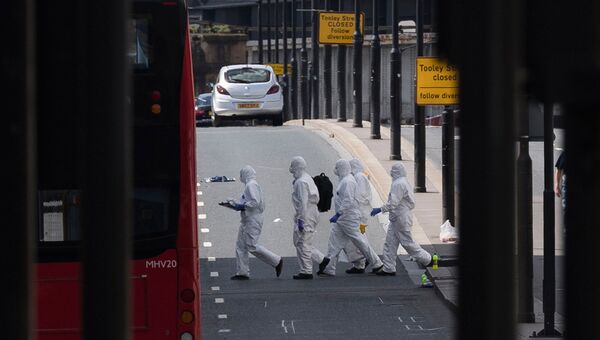 Судебные криминалисты на северной стороне Лондонского моста после теракта в ночь на 4 июня.