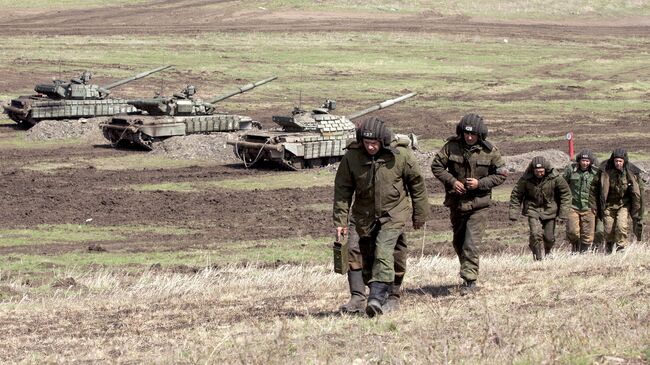 Бойцы Народной милиции Луганской народной республики во время тактических учений в Луганской области. Архивное фото