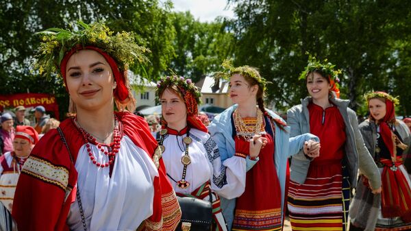 Хоровод во время народных гуляний на Фольклорном славянском фестивале в день праздника святой Троицы в селе Новая Усмань