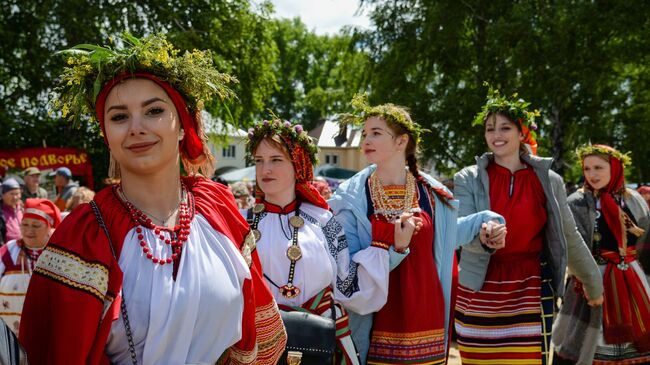 Хоровод во время народных гуляний