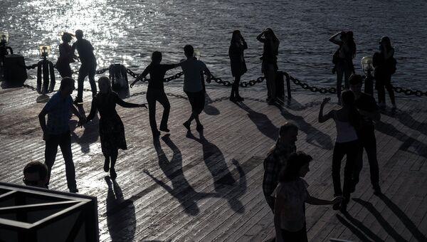 Москвичи занимаются танцами в Центральном парке культуры и отдыха имени Горького. Архивное фото