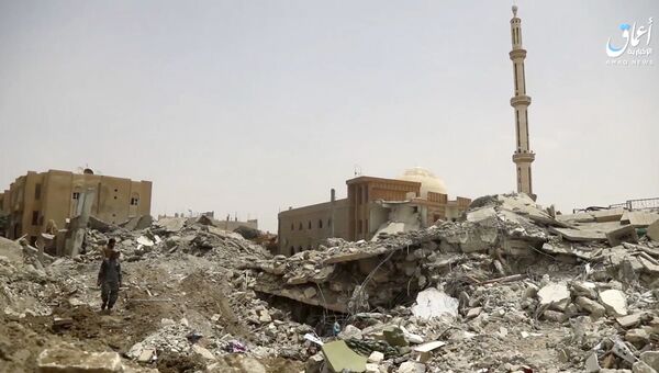 Последствия авиаударов коалиции во главе с США по позициям ИГ на севере Ракки, Сирия. Архивное фото