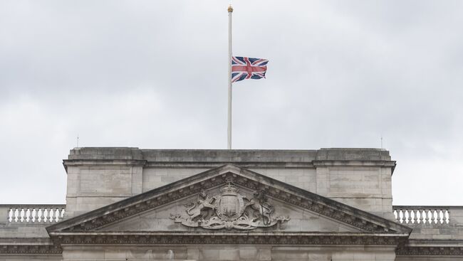 Флаг Великобритании на крыше Букингемского дворца, приспущенный в знак траура по жертвам теракта в районе Лондонского моста. Архивное фото