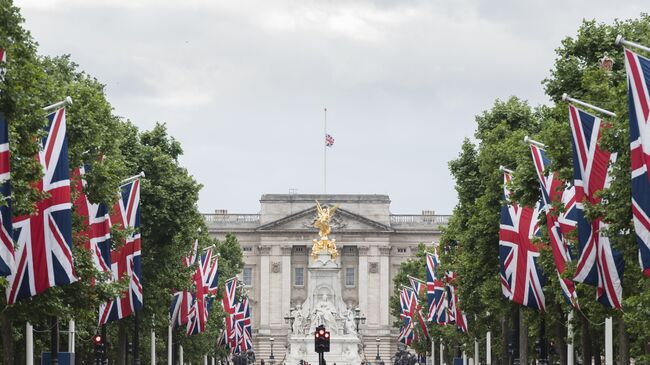Флаг Великобритании на крыше Букингемского дворца, приспущенный в знак траура по жертвам теракта в районе Лондонского моста. Архивное фото