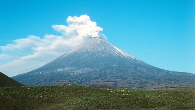 Ключевская сопка - действующий вулкан на Камчатке. Архивное фото