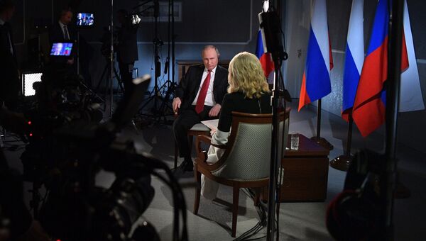 Президент РФ Владимир Путин и телеведущая NBC News Меган Келли во время интервью. 3 июня 2017
