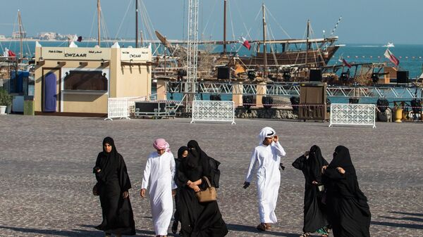 Прохожие в Дохе, Катар. Архивное фото