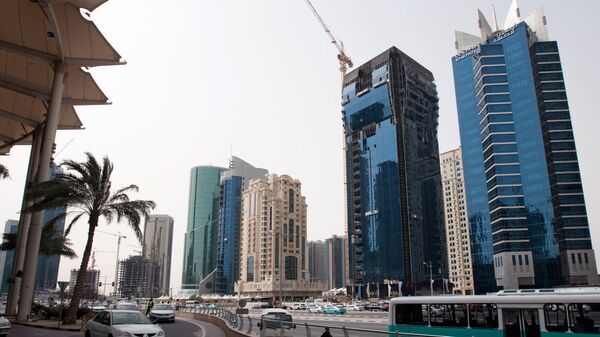 Новостройки на одной из центральных улиц столицы Катара Дохи