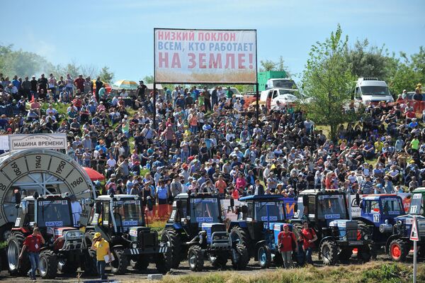 Участники тракторного многоборья Бизон-Трек-Шоу 2017 на трассе соревнования в Ростовской области