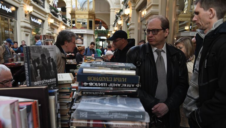 Посетители на книжном фестивале Красная площадь в Москве