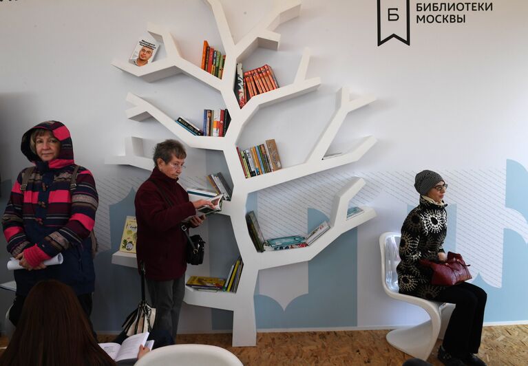 Посетители на книжном фестивале Красная площадь в Москве