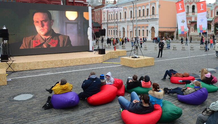 Посетители на книжном фестивале Красная площадь в Москве