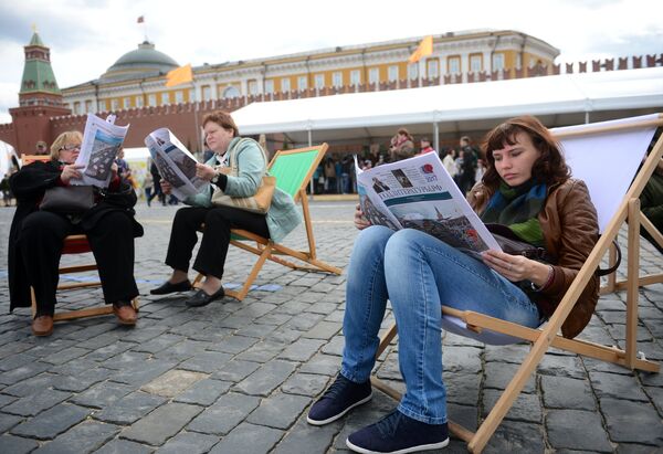 Посетители на книжном фестивале Красная площадь в Москве Посетители на книжном фестивале Красная площадь в Москве