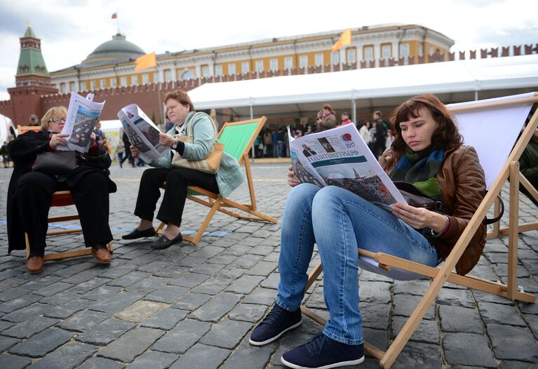 Посетители на книжном фестивале Красная площадь в Москве