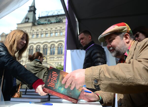 Писатель Сергей Лукьяненко на книжном фестивале Красная площадь в Москве