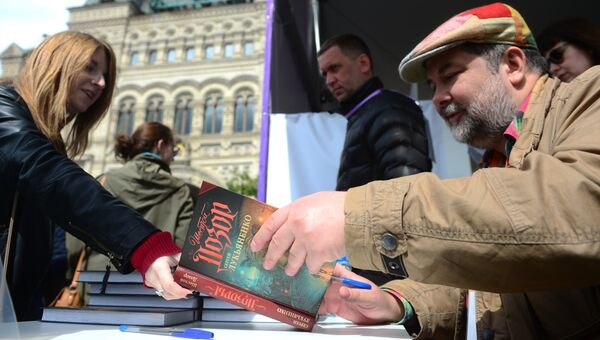 Писатель Сергей Лукьяненко на книжном фестивале Красная площадь в Москве