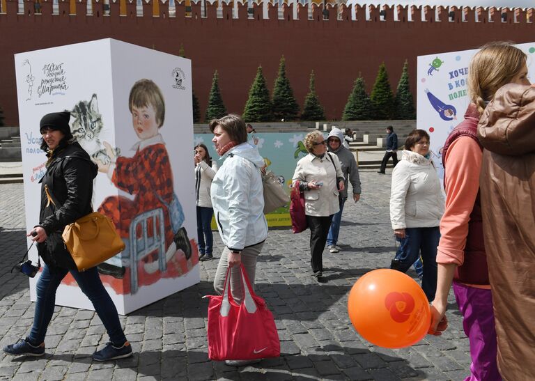 Посетители на книжном фестивале Красная площадь в Москве