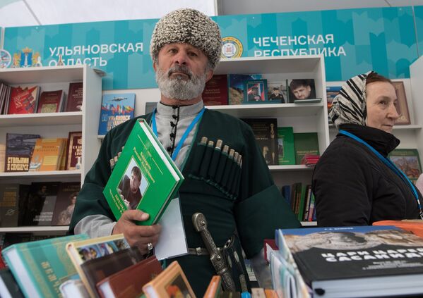 Участники на книжном фестивале Красная площадь в Москве