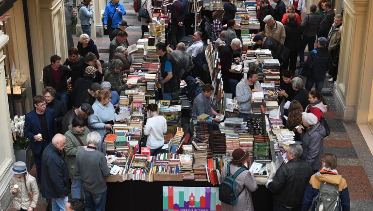 Посетители на книжном фестивале Красная площадь в Москве