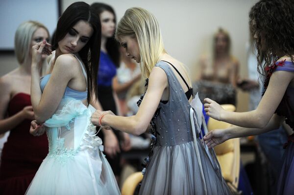 Модели в гримерной перед началом показа коллекции одежды в рамках Крымской недели моды Crimean Fashion Week в Севастополе