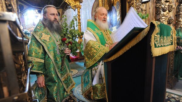 Патриарх Московский и всея Руси Кирилл (справа) совершает чин коленопреклонения во время Божественной литургии. Архивное фото