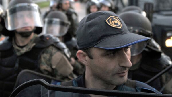 Сотрудники правоохранительных органов во время акции протеста в центре македонской столицы Скопье. Архивное фото