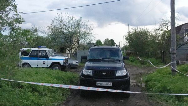 Автомобиль полиции рядом местом массового убийства в поселке Редкино