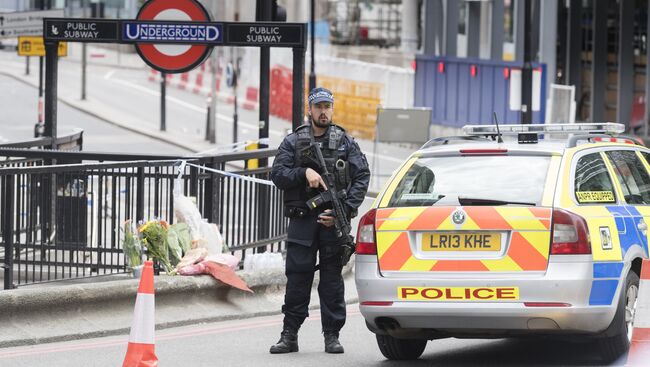 Полицейский кордон на северной стороне Лондонского моста после теракта в ночь на 4 июня. Архивное фото