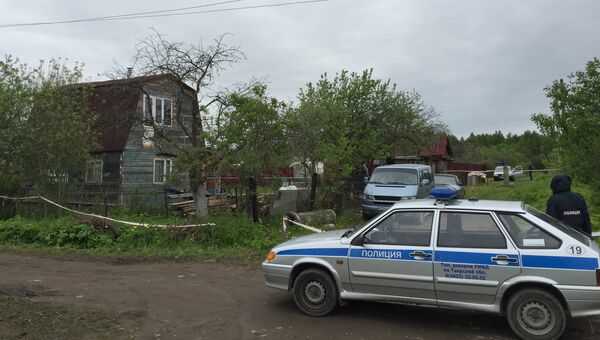 Автомобиль полиции у дома в Тверской области, где в ночь на 4 июня мужчина в ходе бытового конфликта застрелил 9 человек
