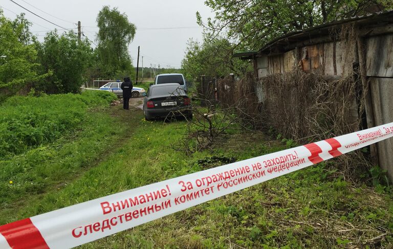 Лента ограждения у дома в садоводческом товариществе 50 лет Октября в поселке Редкино Тверской области Лента ограждения у дома в садоводческом товариществе 50 лет Октября в поселке Редкино Тверской области