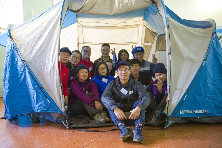 В первый день подготовки к экспедиции молодых ученых научили ставить палатки