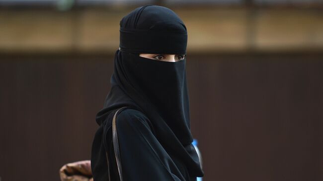 Мусульманская женщина в Центральной мечети Лондона