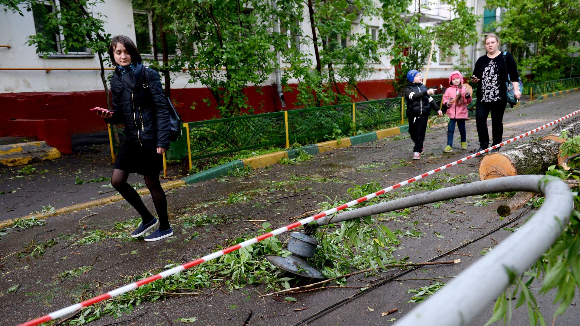 Поваленный ураганом фонарный столб во дворе жилого дома в Москве - РИА Новости, 1920, 24.10.2023