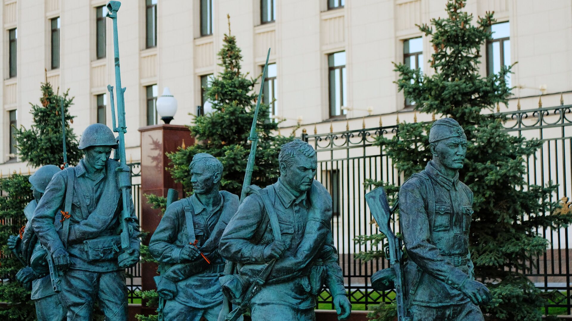 Памятник героям фильма Они сражались за Родину у здания министерства обороны РФ на Фрунзенской набережной в Москве - РИА Новости, 1920, 02.05.2022
