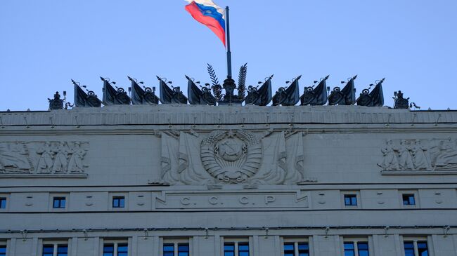 Флаг на здании министерства обороны РФ. Архивное фото