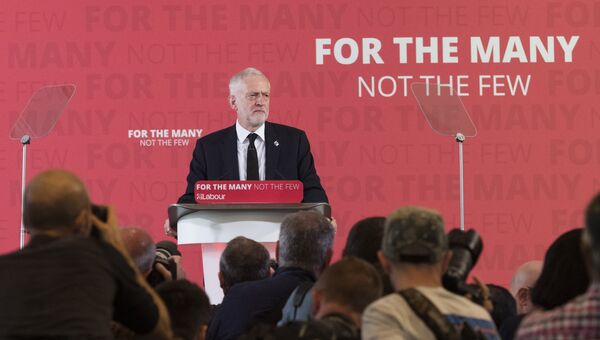 Лидер лейбористской партии Великобритании Джереми Корбин во время пресс-конференции в Лондоне