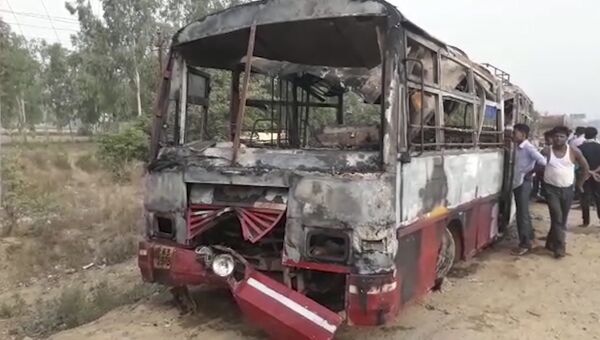Остов автобуса, сгоревшего в индийском штате Уттар-Прадеш