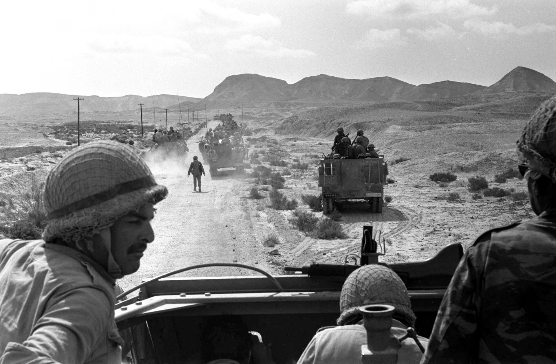 Израильские военные переходят через Синай во время шестидневной войны. 1967  - РИА Новости, 1920, 18.02.2022