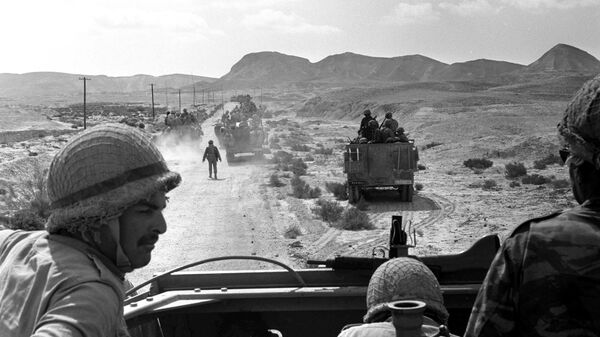 Израильские военные переходят через Синай во время шестидневной войны. 1967