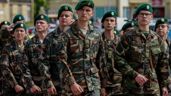 Военнослужащие во время парада в рамках военных учений Удар короля 2017 в Литве