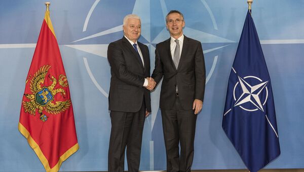 Премьер-министр Черногории Душко Маркович и генсек НАТО Йенс Столтенберг